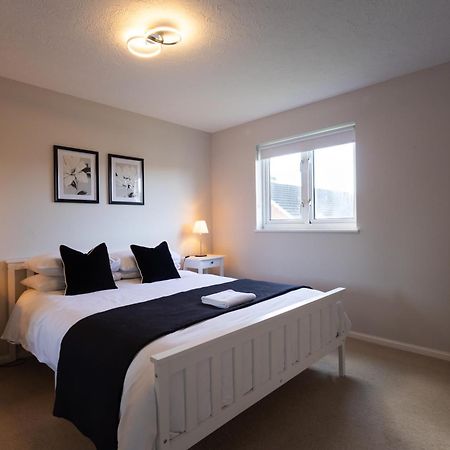 Modern 2 Bed Apartment Near Gatwick Crawley  Zewnętrze zdjęcie