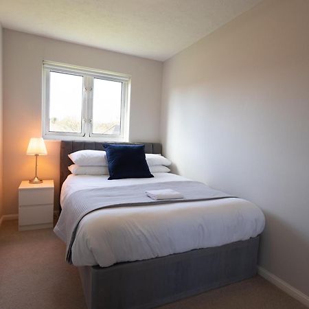 Modern 2 Bed Apartment Near Gatwick Crawley  Zewnętrze zdjęcie